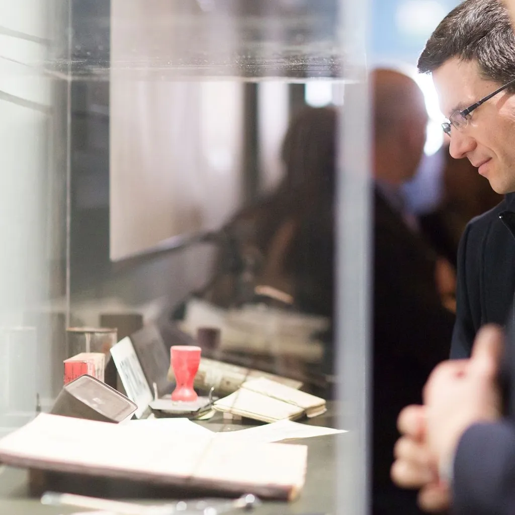 Img el papel de la mujer y placido urra